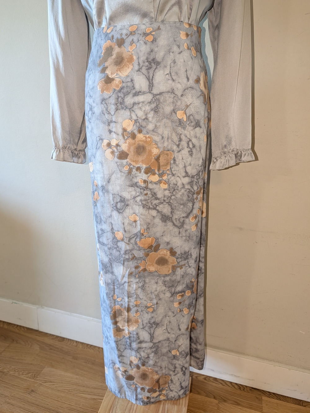 Soda Blu Vintage/Y2K Grey Marble-Print Midi Skirt with Beige Floral Accents